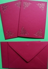  2 stk. kort + 2 stk kuverter fra Romak. 15 x 10 cm. BORDEAUX 